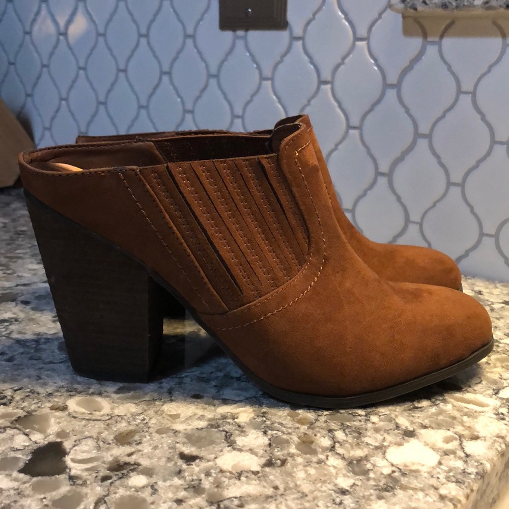 Carlos Santana Suede Mule Clogs in Brown